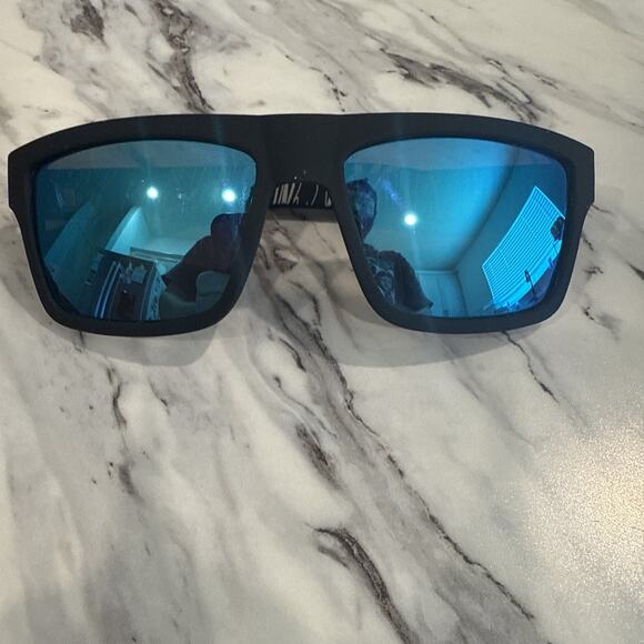 Quiksilver polarized mirror sunglasses. - Picture 6 of 6